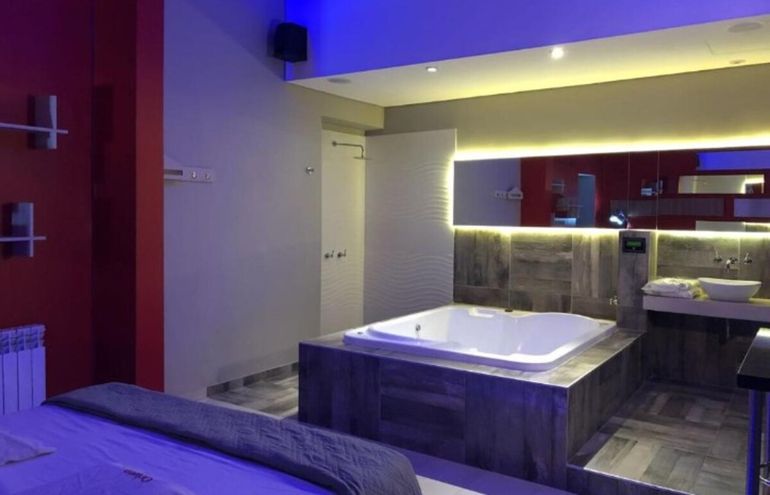 La habitación del hotel donde ocurrió la caída presentaba superficies lisas y ausencia de elementos antideslizantes. (Foto ilustrativa).