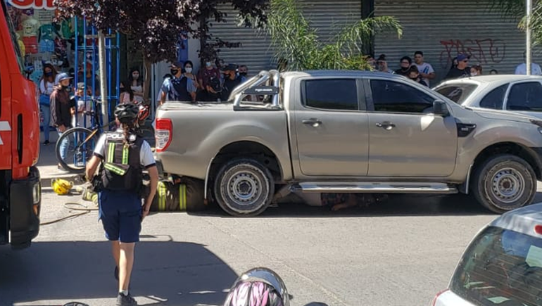 Atropelló a una mujer cuando estacionaba en el Bajo: quedó atrapada debajo de la camioneta