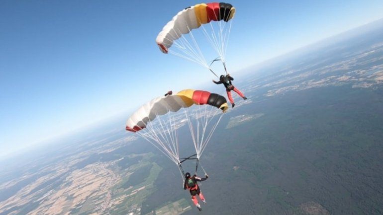 Soñar con paracaídas: conocé qué significa