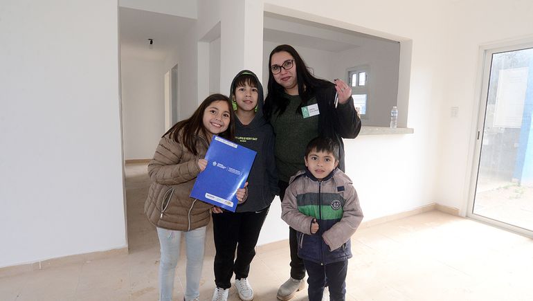Cintia Guylipan y sus hijos recibió su casas propia durante el acto en el que estuvo Alberto Fernández. Vivía en un