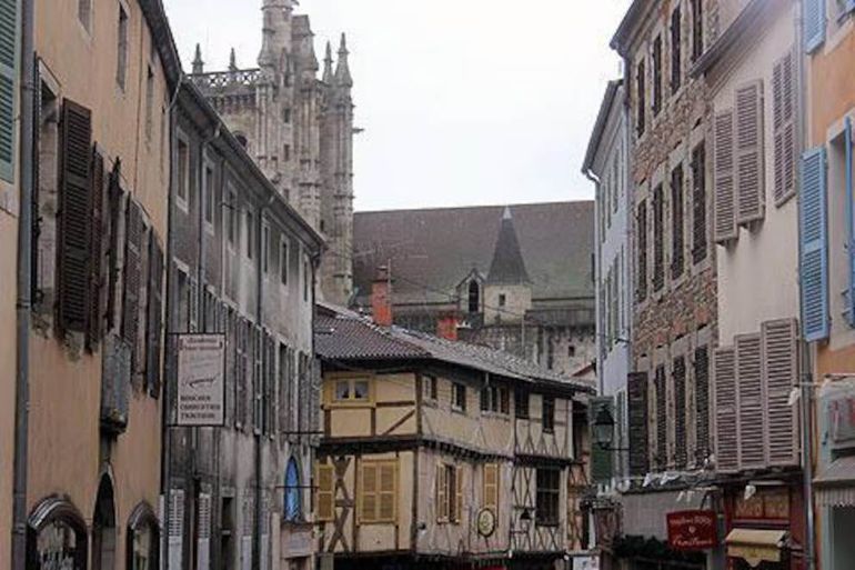 El pueblo francés de Ambert vende casas por un euro para combatir la despoblación.jpg El pueblo francés de Ambert vende casas por un euro para combatir la despoblación.jpg