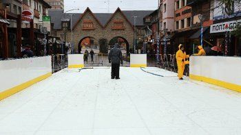 una pista gigante de patinaje sobre hielo en pleno centro de bariloche una pista gigante de patinaje sobre hielo en pleno centro de bariloche