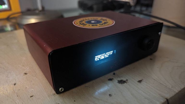 Se cansó de que su vecino escuche reggaetón a todo volumen e inventó un artefacto para evitarlo