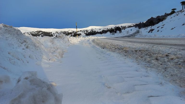 En Pino Hachado el hielo inhabilitó el camino para el paso de camiones por varias horas.