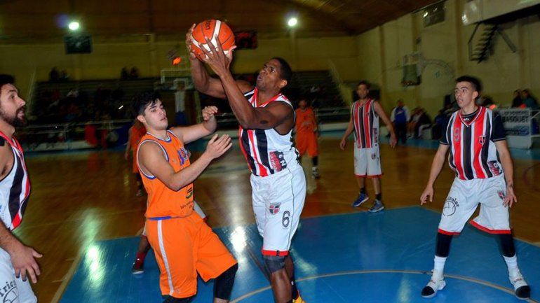 Byron Jhonson aportó 10 puntos en la caída de Cinco Saltos.