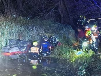 El auto salió de la calzada y terminó volcado dentro de un arroyo. El auto salió de la calzada y terminó volcado dentro de un arroyo.