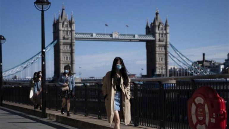 Reino Unido espera hasta 100 mil contagios diarios cuando se relajen las restricciones