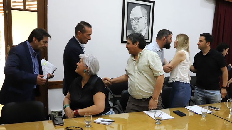 Carlos Quintroqueo y el ministro de Gobierno, Jorge Tobares. | LM Neuquen Carlos Quintroqueo y el ministro de Gobierno, Jorge Tobares.