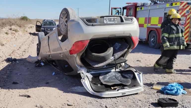 Dos mujeres volcaron camino al Mari Menuco y resultaron heridas
