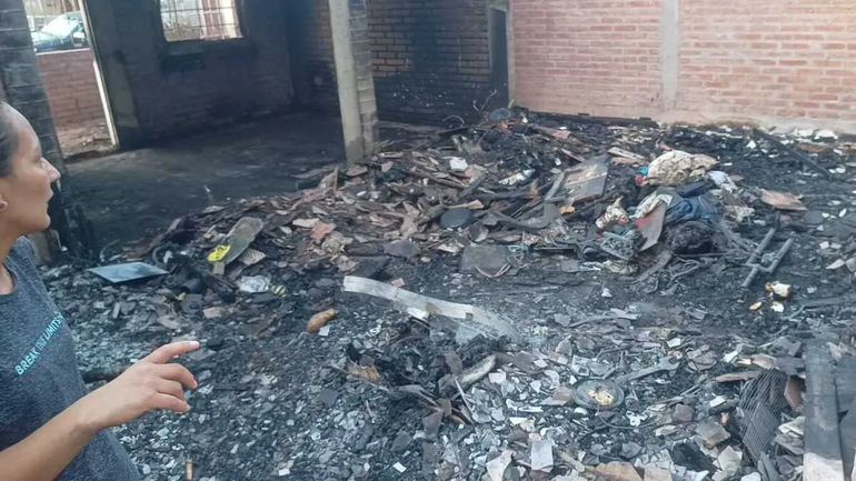 Un incendio destruyó la casa de un jubilado en Rincón de los Sauces y su familia lanzó una colecta solidaria