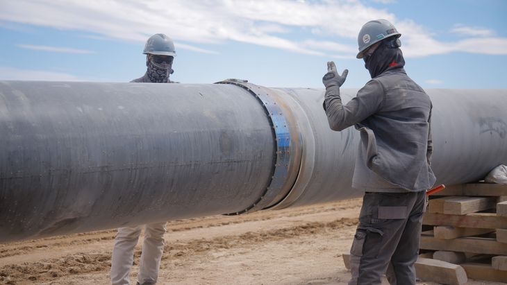 El VMOS ya superó los 380 km de cañería instalada. La megaobra llevará crudo de Vaca Muerta a Punta Colorada, Río Negro, para el 2026. Foto: Leandro Cairuga. El VMOS ya superó los 380 km de cañería instalada. La megaobra llevará crudo de Vaca Muerta a Punta Colorada, Río Negro, para el 2026. Foto: Leandro Cairuga.