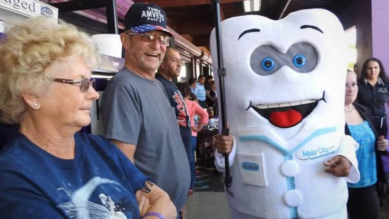 Ciudad Molar recibe unos 500 turistas a diario que llegan desde Estados Unidos y Canadá para arrglarse los dientes. Foto: Uno TV.