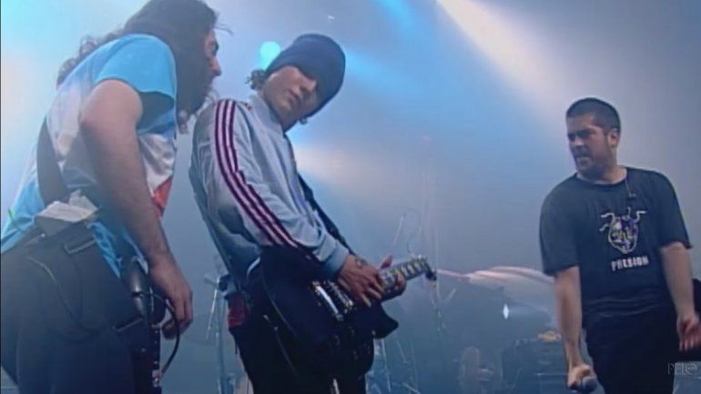 Callejeros se disolvió en el 2010, tras la tragedia de Cromañón. Callejeros se disolvió en el 2010, tras la tragedia de Cromañón.