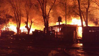 impresionante incendio destruyo unas 10 viviendas de una toma impresionante incendio destruyo unas 10 viviendas de una toma