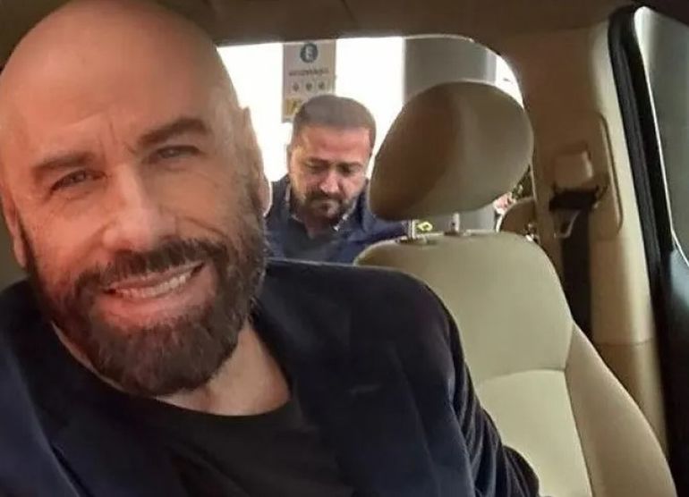 John Travolta a punto de irse de Bariloche en su jet privado. John Travolta a punto de irse de Bariloche en su jet privado.