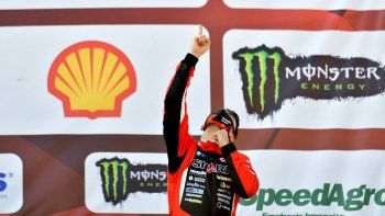 Benvenuti señalando al cielo, desde donde lo alienta su abuelo. Benvenuti señalando al cielo, desde donde lo alienta su abuelo.