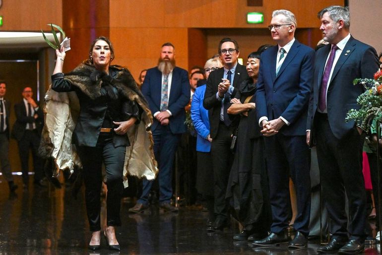 Senadora Australiana incomodó al Rey Carlos III en su visita a Australia. Senadora Australiana incomodó al Rey Carlos III en su visita a Australia.