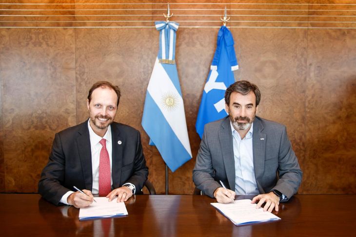 Sergio Mengoni, Director General y Country Chair de TotalEnergies en Argentina, y Lisandro Deleonardis, Presidente del Instituto Vaca Muerta. Sergio Mengoni, Director General y Country Chair de TotalEnergies en Argentina, y Lisandro Deleonardis, Presidente del Instituto Vaca Muerta.