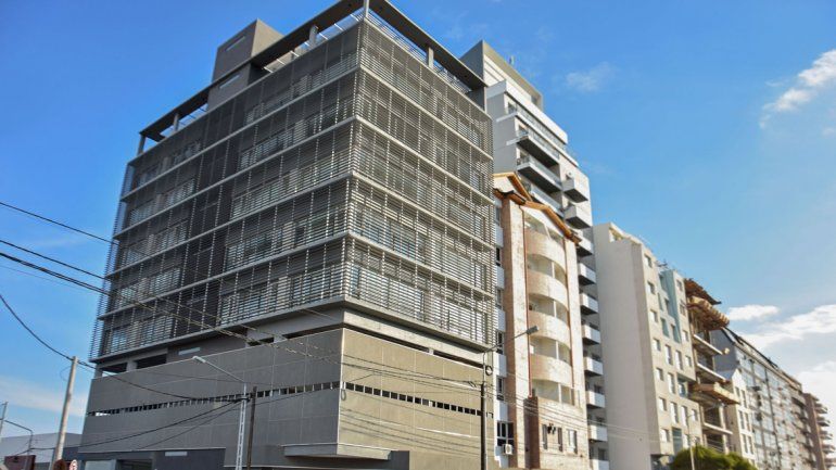 Uno de los blancos fue el edificio de Maestros Neuquinos al 1100.