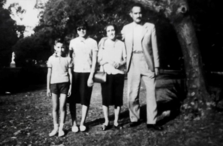 Lalo con esposa, madre, hijo