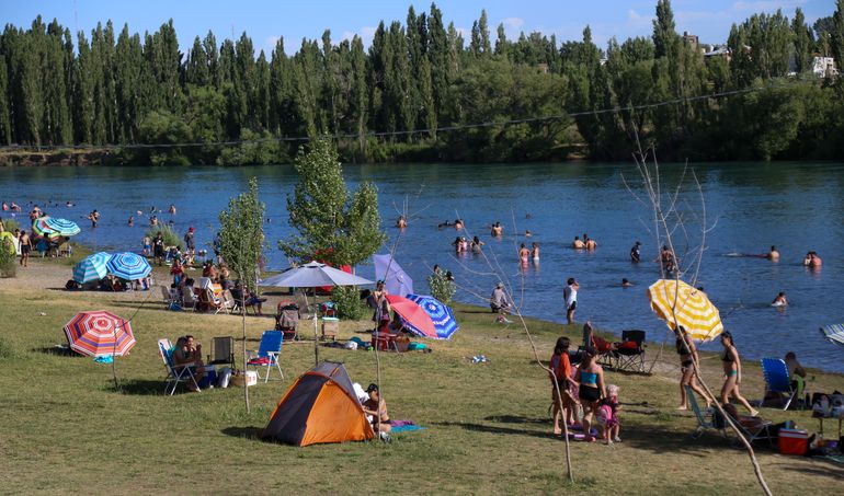 Temporada de verano: ¿cuáles son los lugares prohibidos para bañarse en el río Limay?