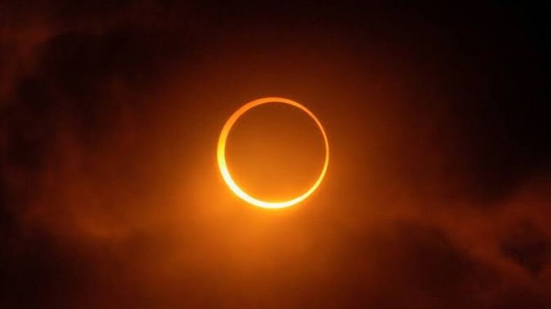 Un eclipse solar total ocurre cuando la Luna se alinea entre la Tierra y el Sol, bloqueando por completo la luz solar durante unos minutos. | LM Neuquen Un eclipse solar total ocurre cuando la Luna se alinea entre la Tierra y el Sol, bloqueando por completo la luz solar durante unos minutos.