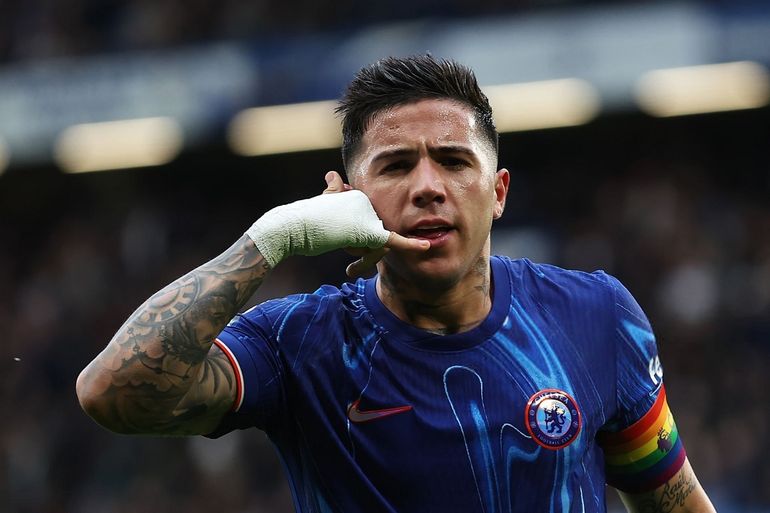 Enzo Fernández marcó su tercer gol consecutivo y Chelsea es único escolta de Liverpool. 
