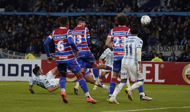 Maravilla Martínez anotó y Racing quedó primero de su grupo.
