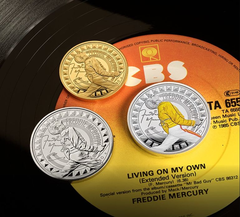 La emisión coincide con dos aniversarios relacionados con Freddie Mercury: el Live Aid y el lanzamiento de su primer disco solista. La emisión coincide con dos aniversarios relacionados con Freddie Mercury: el Live Aid y el lanzamiento de su primer disco solista.