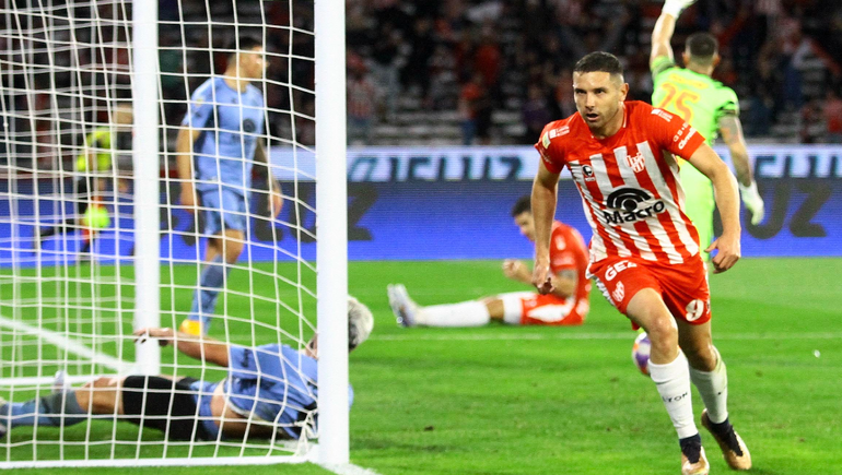 Martínez sale festejando el único gol de la noche con el que la Gloria fue más que el Pirata.&nbsp;