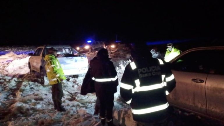 En el operativo de rescate, Vialidad provincial y Gendarmería colaboraron con la policía de Santa Cruz despejando el camino para que los agentes pudieran llegar hasta la camioneta varada en una zona inaccesible. En el operativo de rescate, Vialidad provincial y Gendarmería colaboraron con la policía de Santa Cruz despejando el camino para que los agentes pudieran llegar hasta la camioneta varada en una zona inaccesible. 