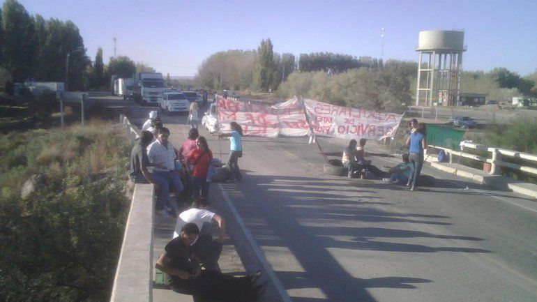 Municipales de Picún Leufú bloquean el tránsito sobre la Ruta 237