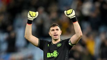 el curioso festejo de pascuas del dibu martinez: el infaltable asado y un conejo bailando frente a la camara el curioso festejo de pascuas del dibu martinez: el infaltable asado y un conejo bailando frente a la camara