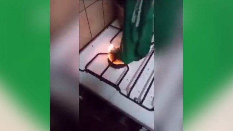 Una madre quemó el pañuelo verde de su hija: Así se educa a las pendejas de hoy