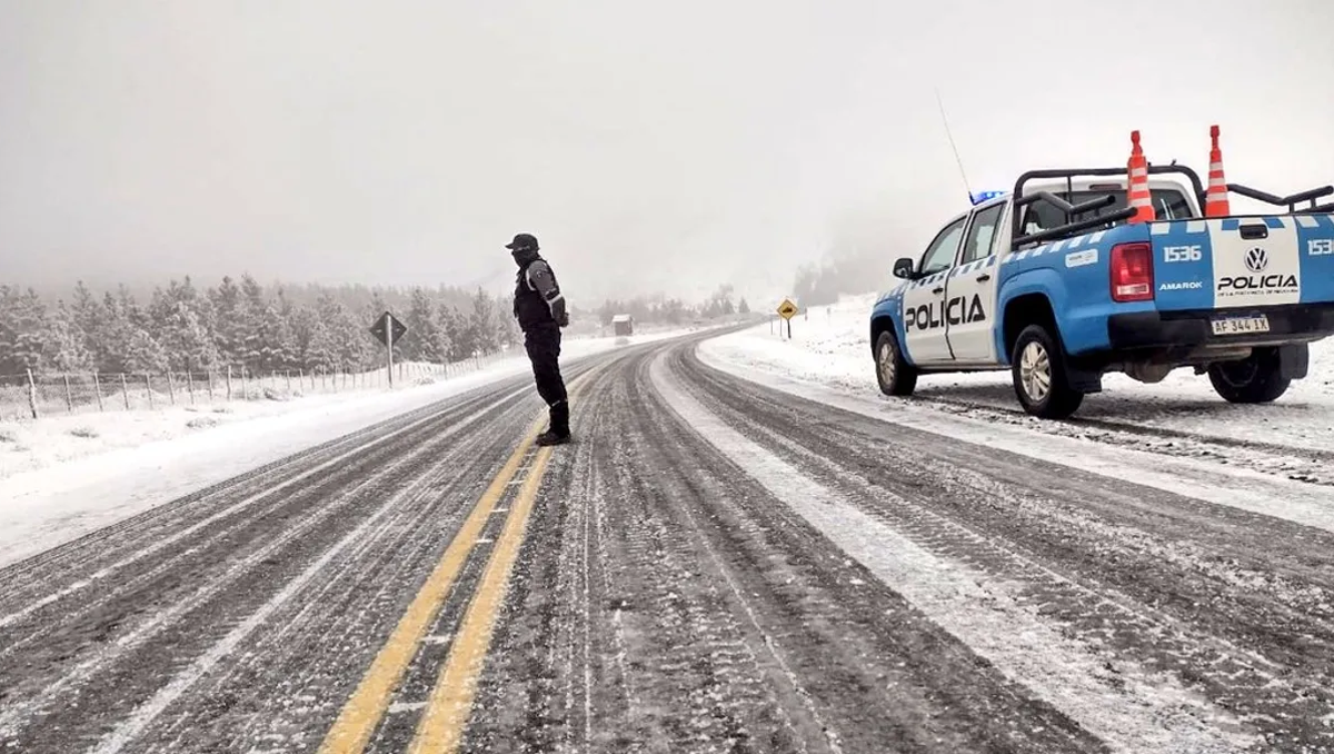 El regreso a casa tras el finde XXL en Neuquén: nieve en las rutas y la neblina en los accesos a la ciudad