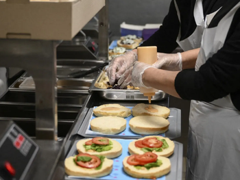 Trabajadores de un local de comidas rápidas en la mira