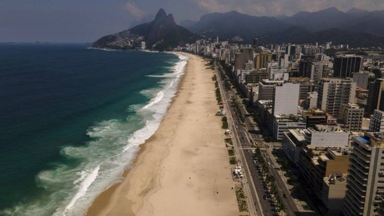 En Río de Janeiro cerraron las playas y las imágenes son desoladoras