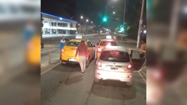 En un confuso hecho, un taxista baleó en el pie a otro conductor
