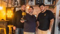 Parte del equipo de Harlem con el premio Burgerpalusa 2024 Parte del equipo de Harlem con el premio Burgerpalusa 2024