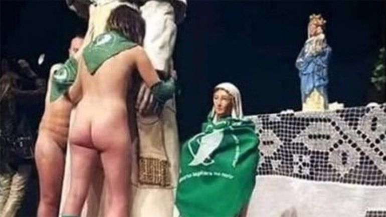Bailaron desnudos con pañuelos verdes sobre una imagen de la Virgen y el papa