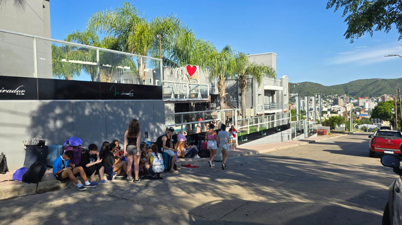 Los egresados quedaron varados en Villa Carlos Paz sin adultos a cargo / Foto | LM Neuquen Los egresados quedaron varados en Villa Carlos Paz sin adultos a cargo / Foto