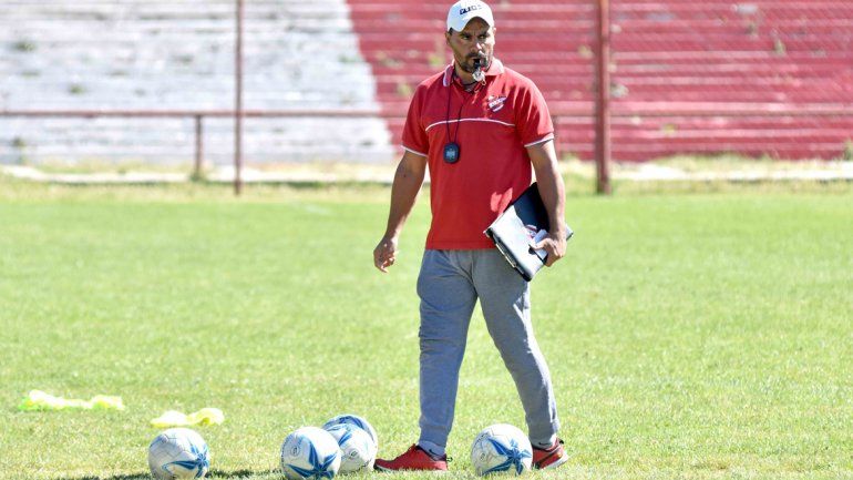 El entrenador del Rojo neuquino planifica la exigente temporada que se viene.