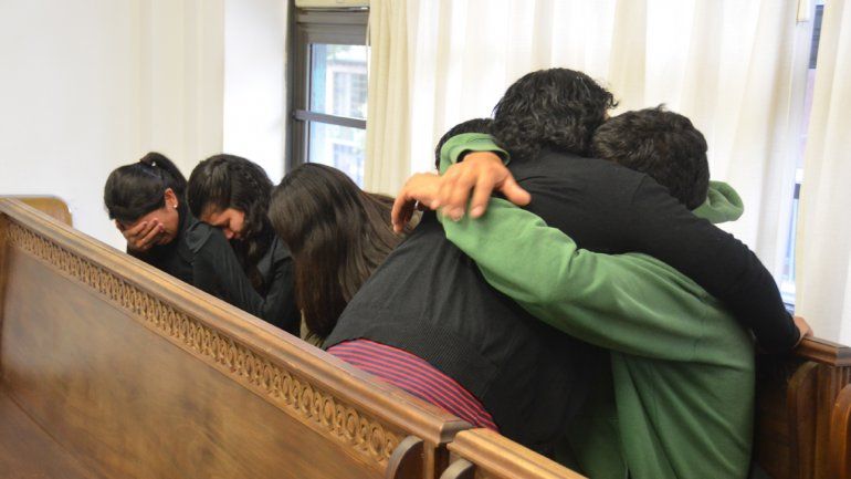 Los familiares de las víctimas se fundieron en un abrazo después de que el juez avalara el acuerdo de pena para el asesino Enrique Bernardo Martínez.&nbsp;