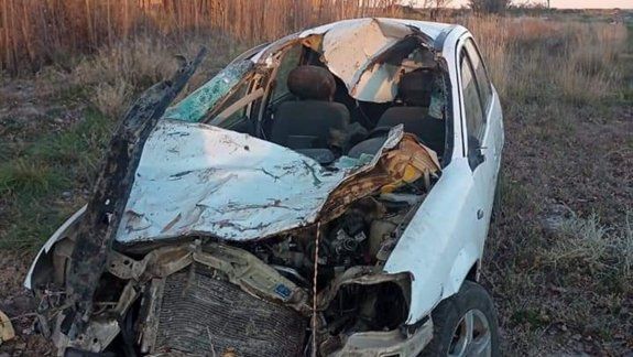 Chocó contra una vaca y volcó sobre la Ruta 22 en el Valle Medio