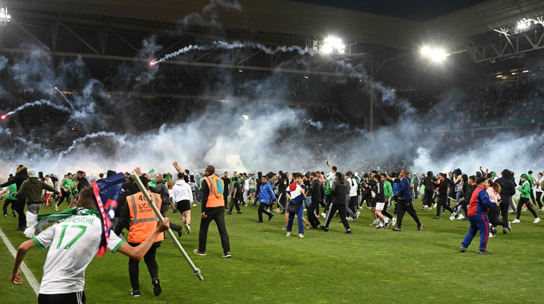 Video: Saint Etienne descendió y sus hinchas atacan a jugadores con bengalas