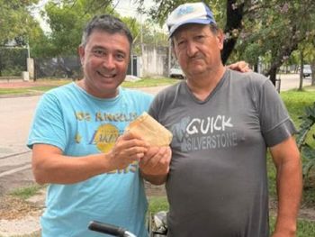 Un gesto vale más que mil palabras: trabajaba en la calle, encontró un sobre con dólares y lo devolvió.