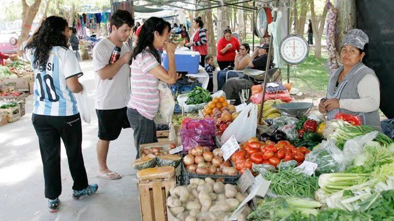 Los lunes y sábados explota la feria del trueque