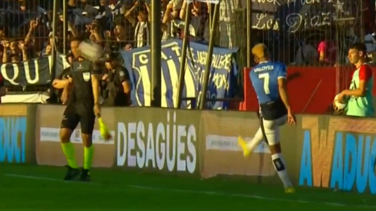 Talleres, el primer finalista: la apurada de Santos y el pelotazo de Valoyes al línea