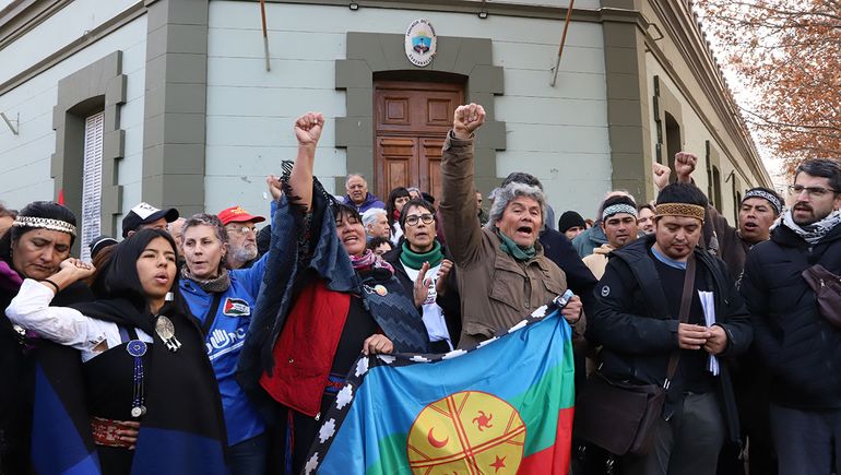 El desalojo del acampe mapuche frente a Casa de Gobierno no se quedó en el domingo Siguió en un extenso debate político en la semana. El desalojo del acampe mapuche frente a Casa de Gobierno no se quedó en el domingo Siguió en un extenso debate político en la semana.