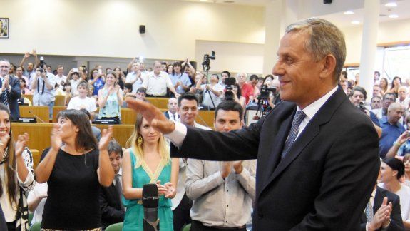 Cerca de las 19, el intendente asumió su nueva gestión de gobierno. Los concejales también juraron ayer. Militantes y familiares colmaron el Deliberante.